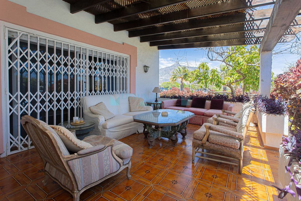 Villa for sale in Nueva Andalucia
