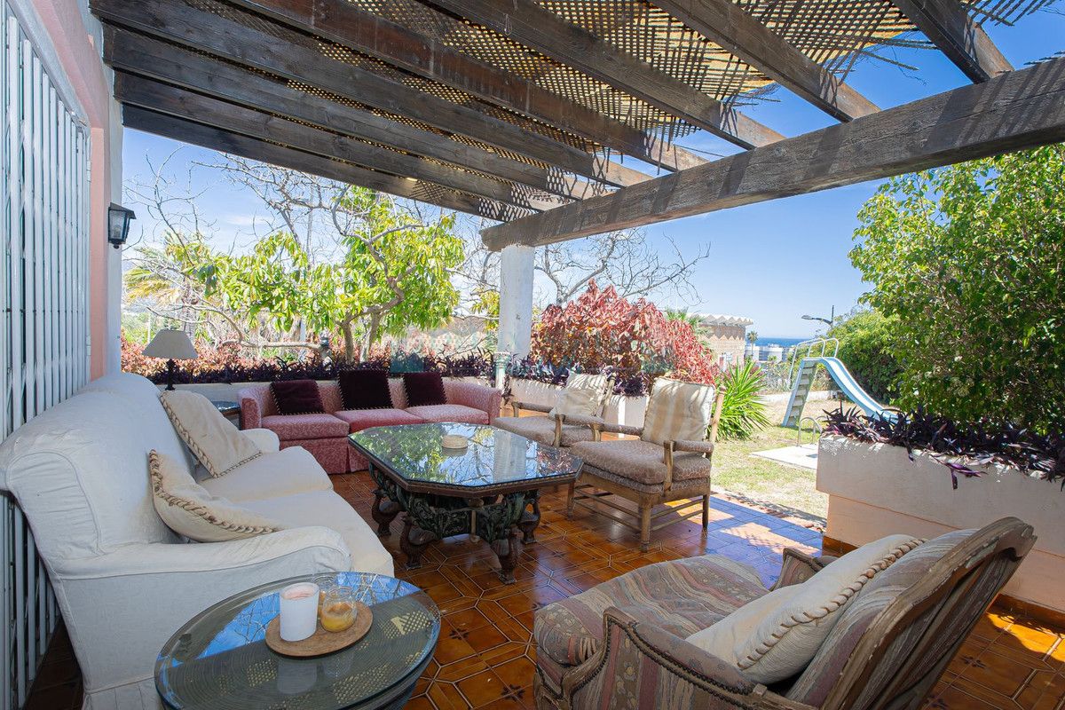 Villa for sale in Nueva Andalucia