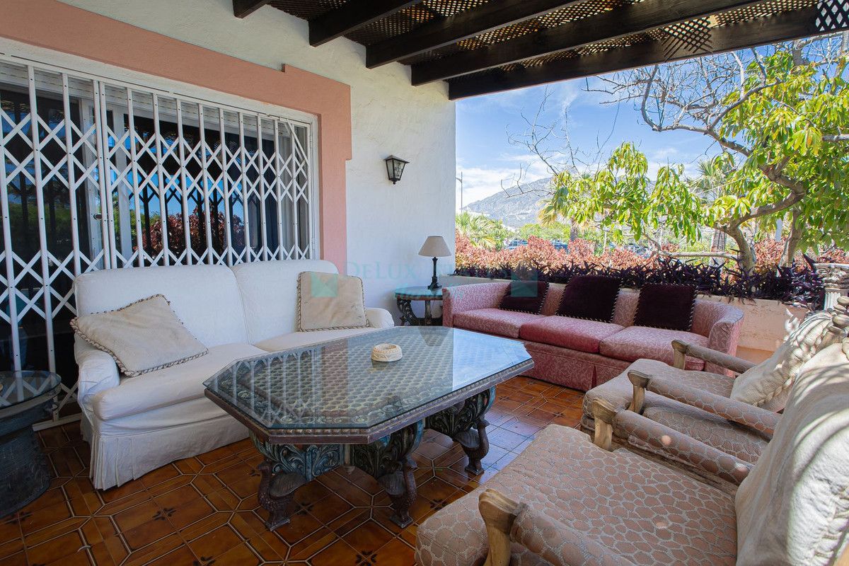 Villa for sale in Nueva Andalucia