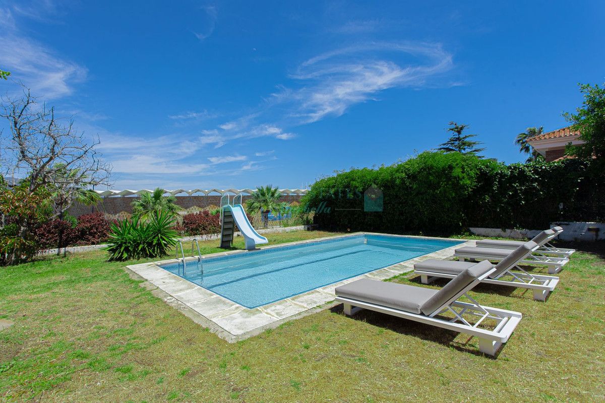 Villa for sale in Nueva Andalucia