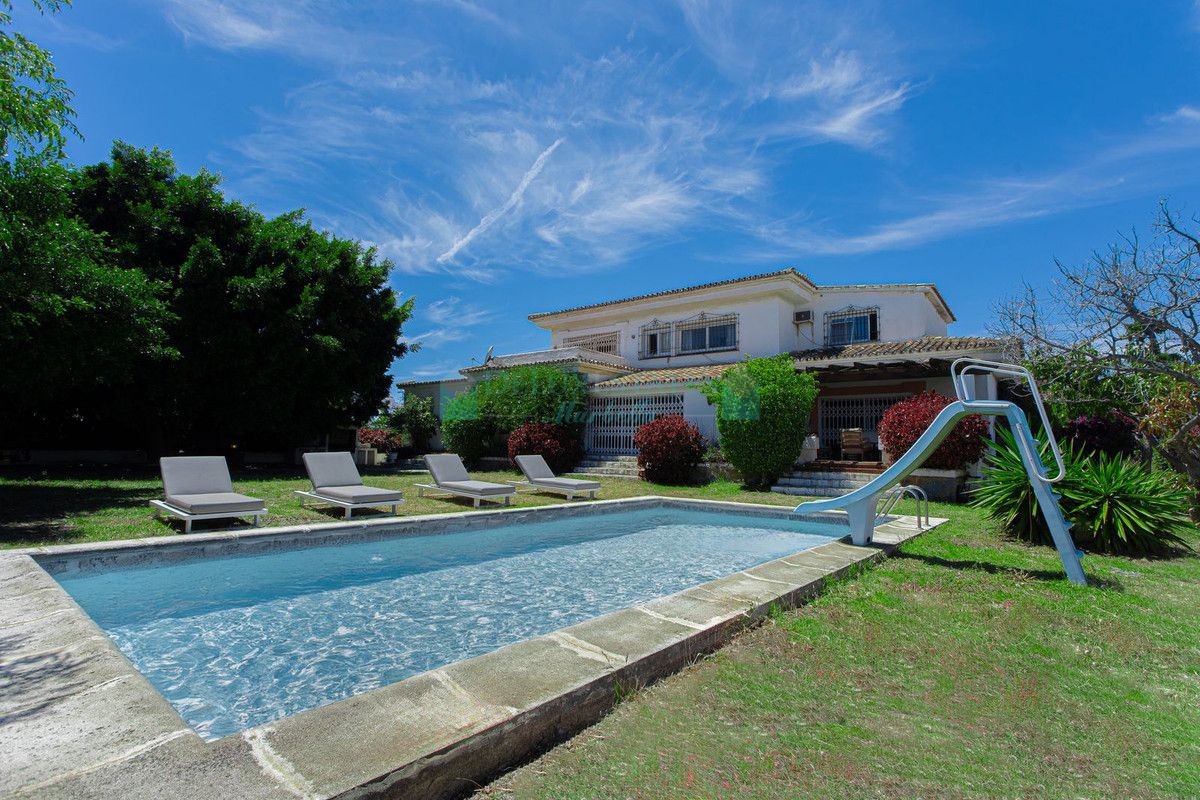 Villa for sale in Nueva Andalucia