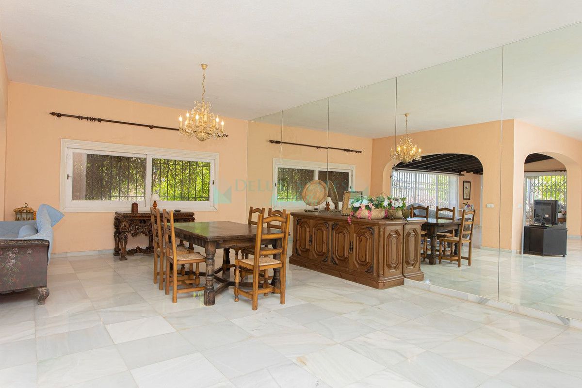 Villa for sale in Nueva Andalucia