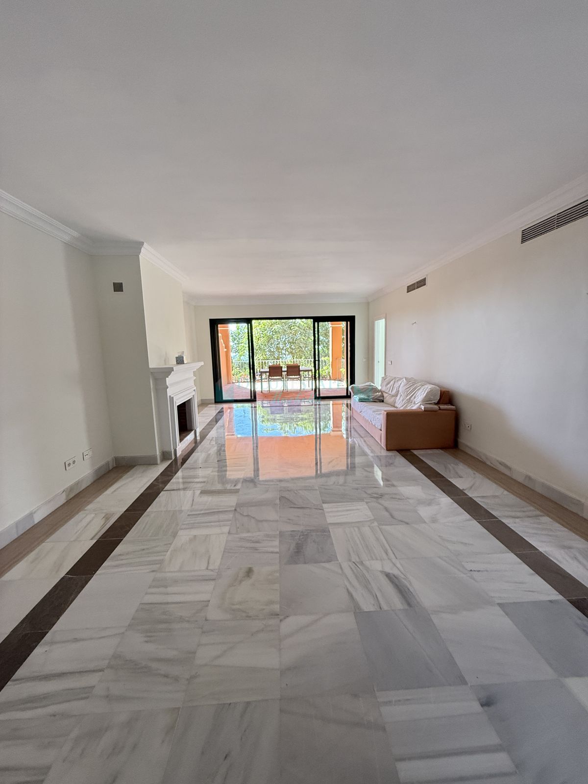 Ground Floor Apartment for sale in Benahavis