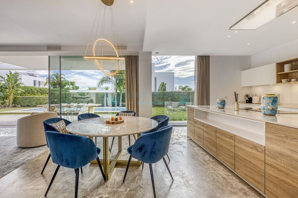 Villa for sale in Estepona