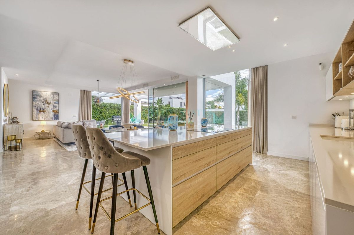 Villa for sale in Estepona