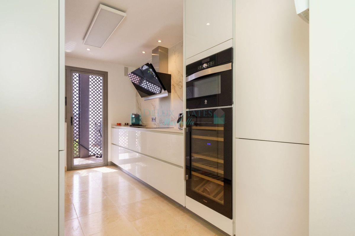 Apartment for sale in Benahavis