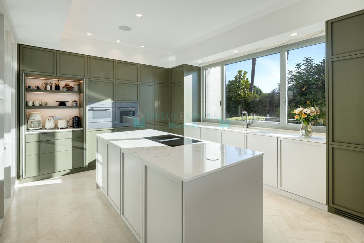 Villa for sale in Monte Halcones, Benahavis