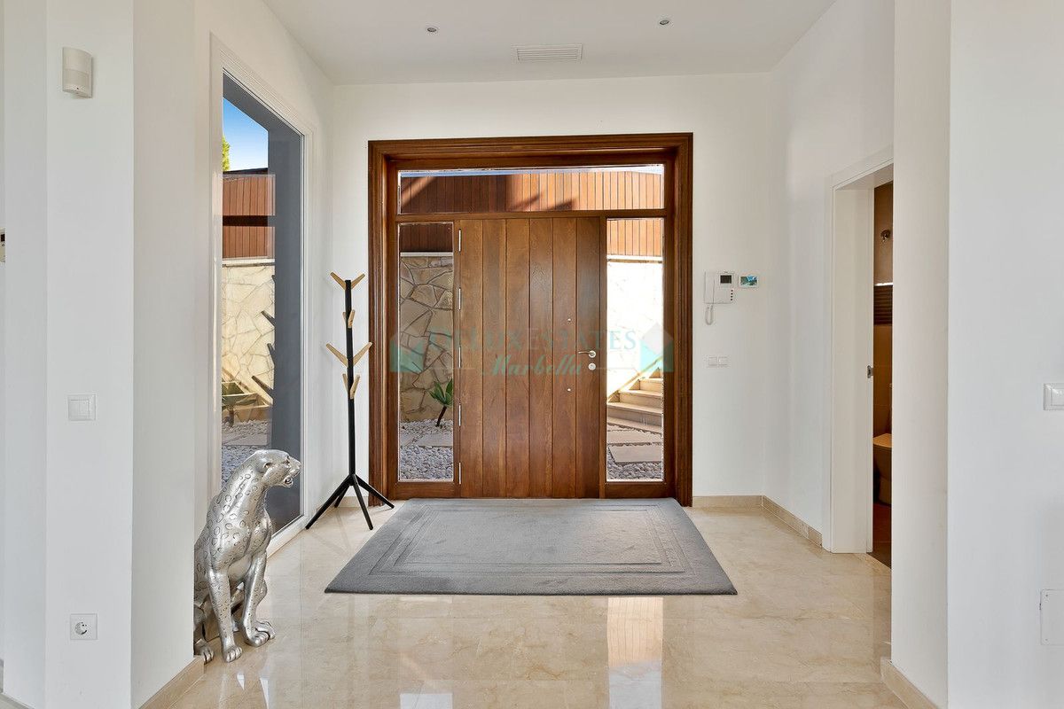 Villa for sale in El Rosario, Marbella East