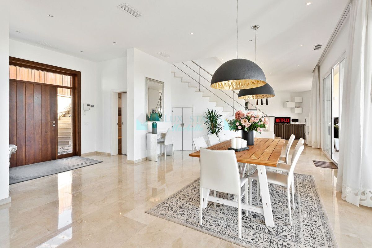 Villa for sale in El Rosario, Marbella East