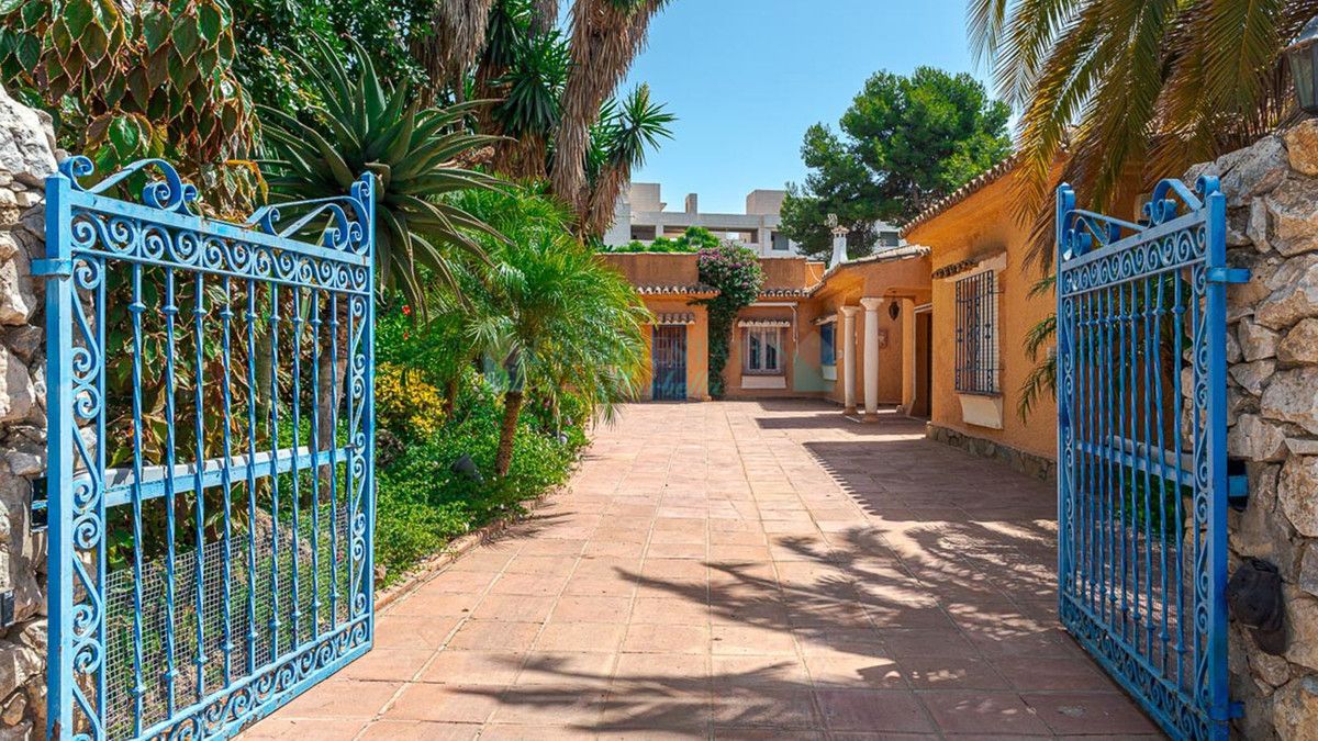 Villa for sale in New Golden Mile, Estepona