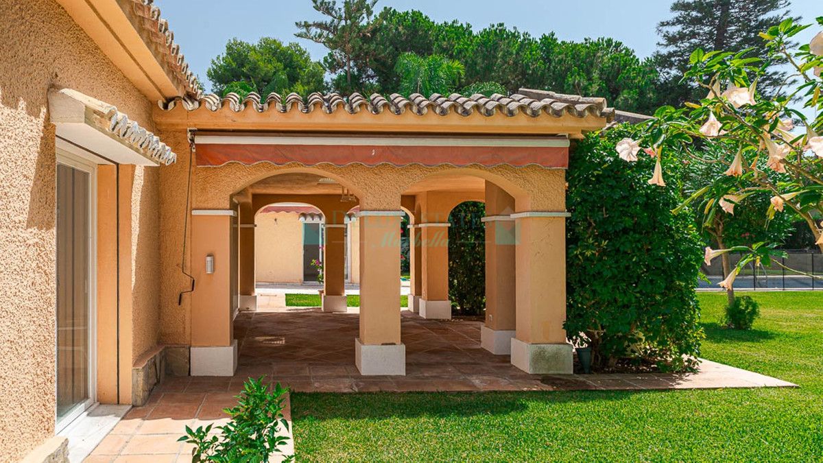 Villa for sale in New Golden Mile, Estepona