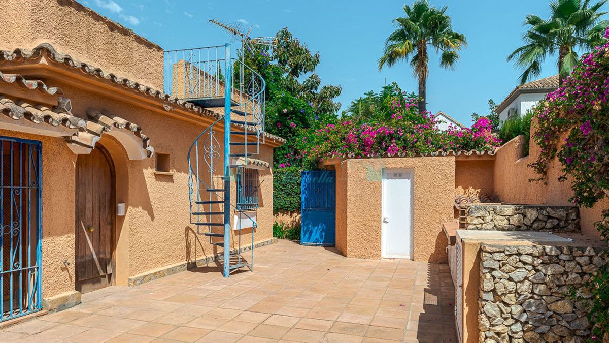 Villa for sale in New Golden Mile, Estepona