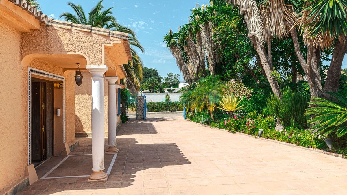 Villa for sale in New Golden Mile, Estepona