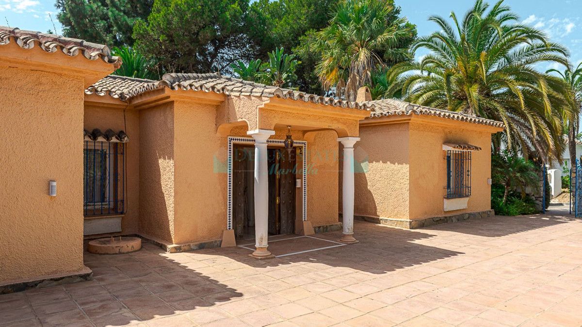 Villa for sale in New Golden Mile, Estepona