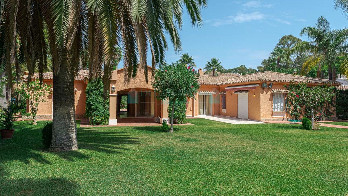 Villa for sale in New Golden Mile, Estepona