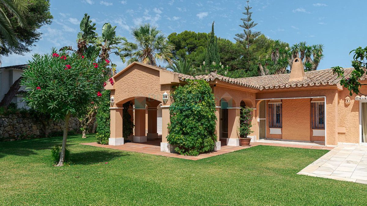 Villa for sale in New Golden Mile, Estepona