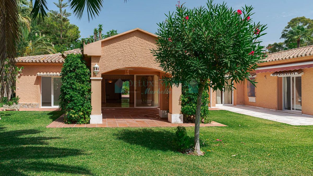 Villa for sale in New Golden Mile, Estepona