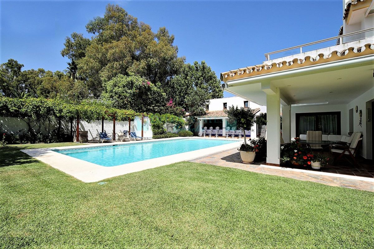 Villa for sale in Costalita, Estepona