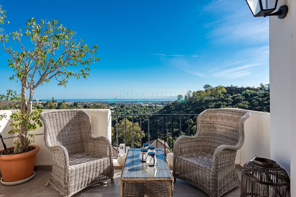 Penthouse for sale in El Almendro, Benahavis