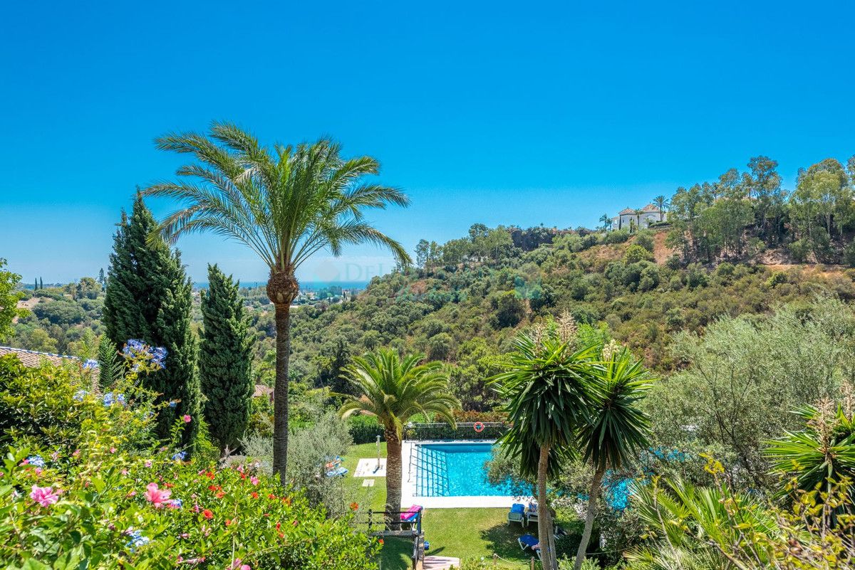 Penthouse for sale in El Almendro, Benahavis