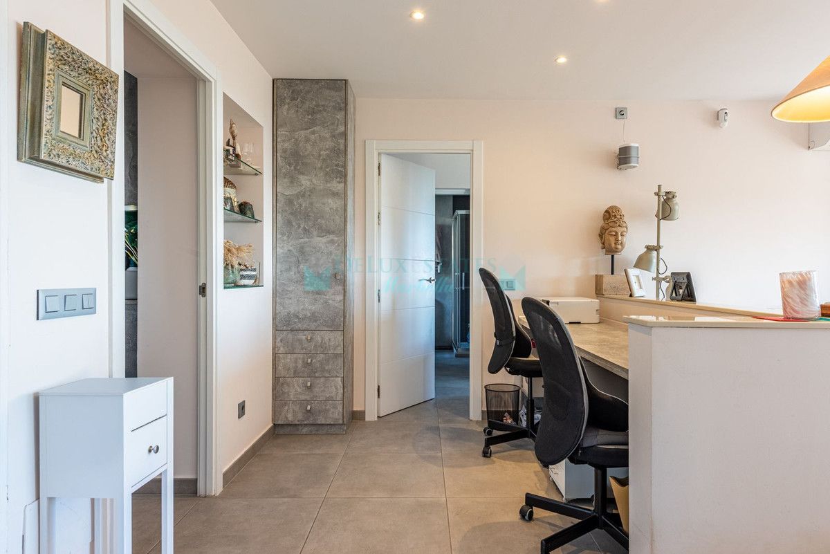 Penthouse for sale in El Almendro, Benahavis