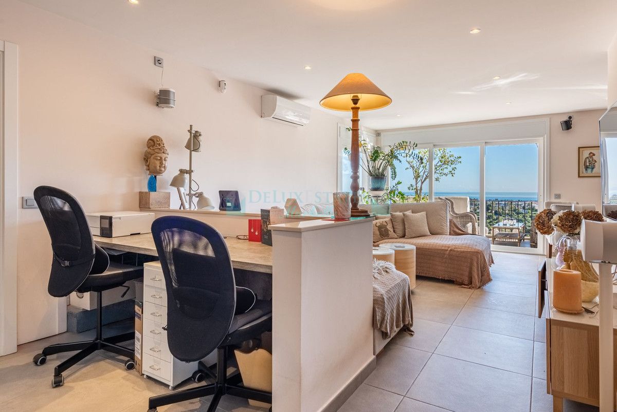 Penthouse for sale in El Almendro, Benahavis