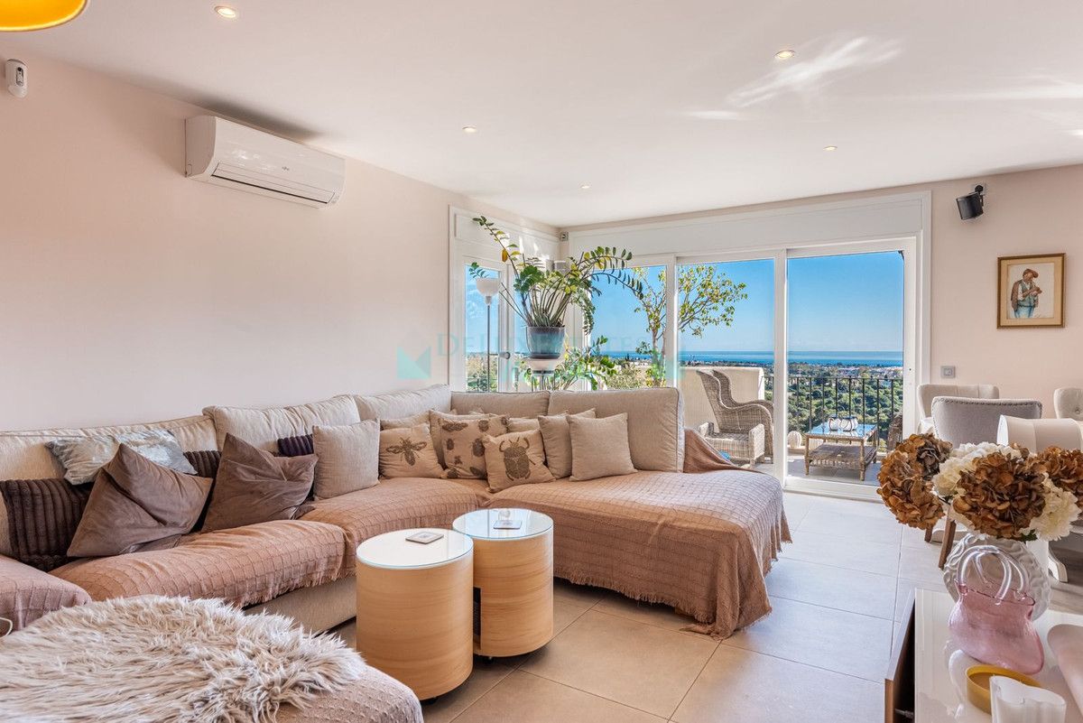 Penthouse for sale in El Almendro, Benahavis