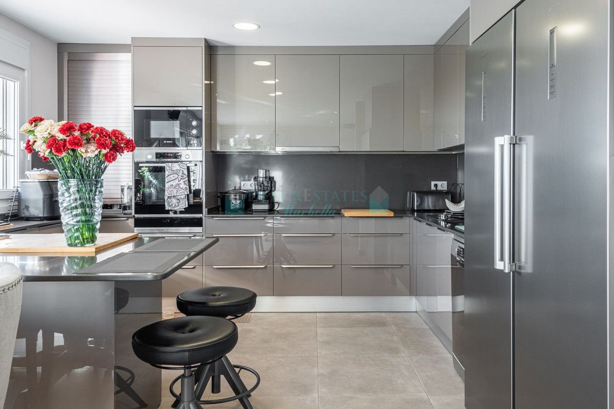 Penthouse for sale in El Almendro, Benahavis