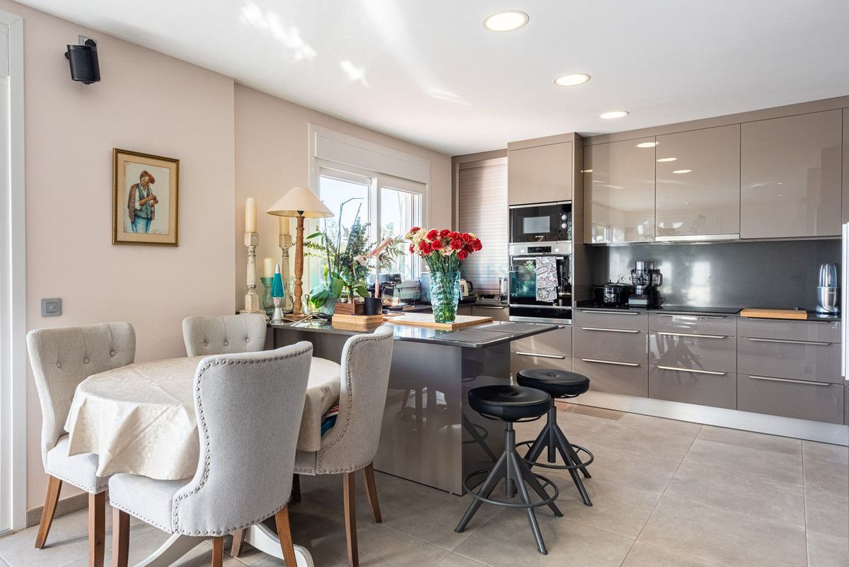 Penthouse for sale in El Almendro, Benahavis