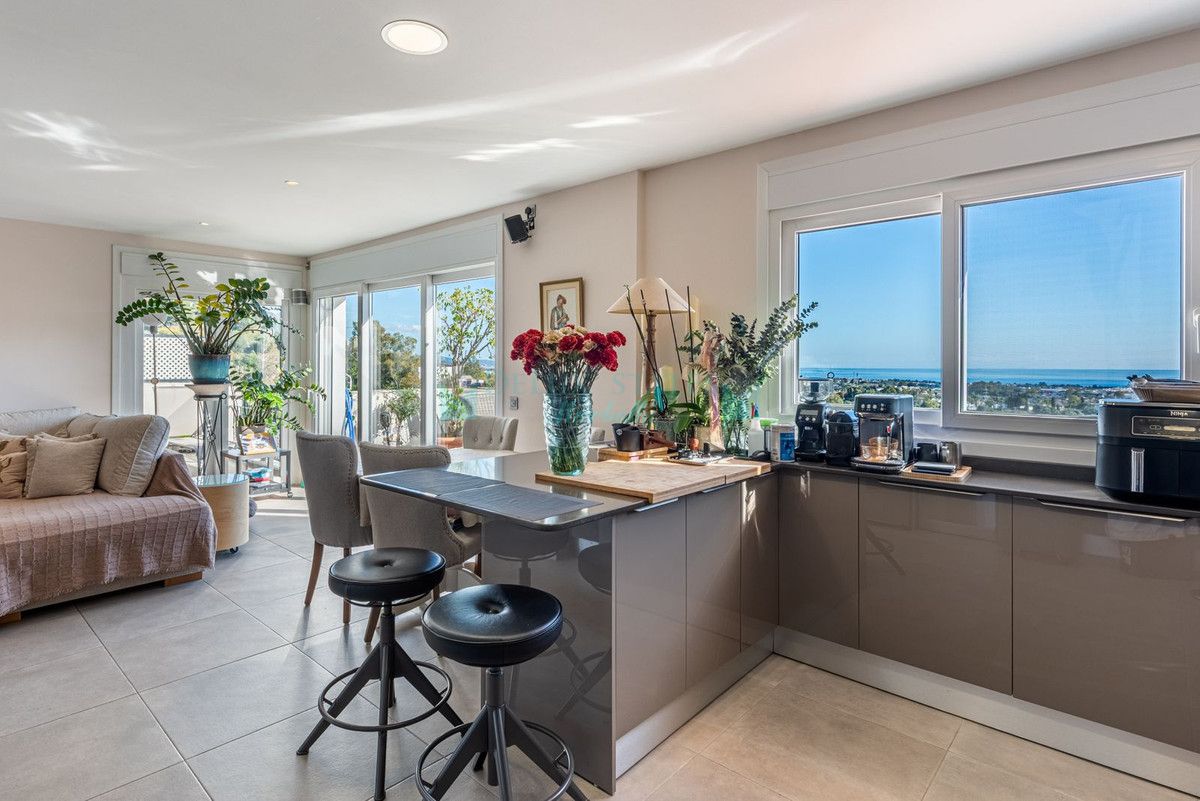 Penthouse for sale in El Almendro, Benahavis