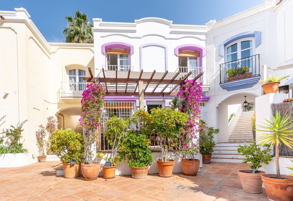 Town House for sale in Benahavis