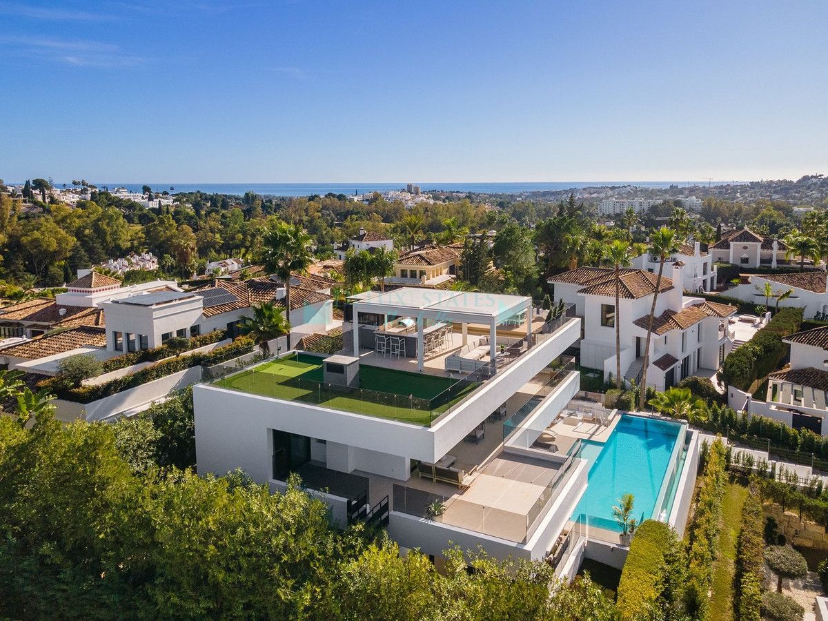 Villa for sale in Nueva Andalucia