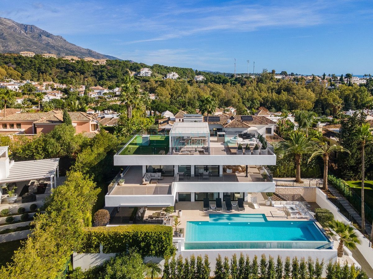 Villa for sale in Nueva Andalucia