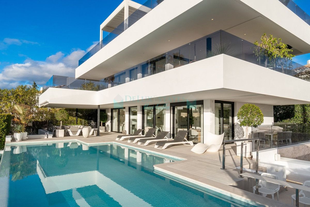 Villa for sale in Nueva Andalucia