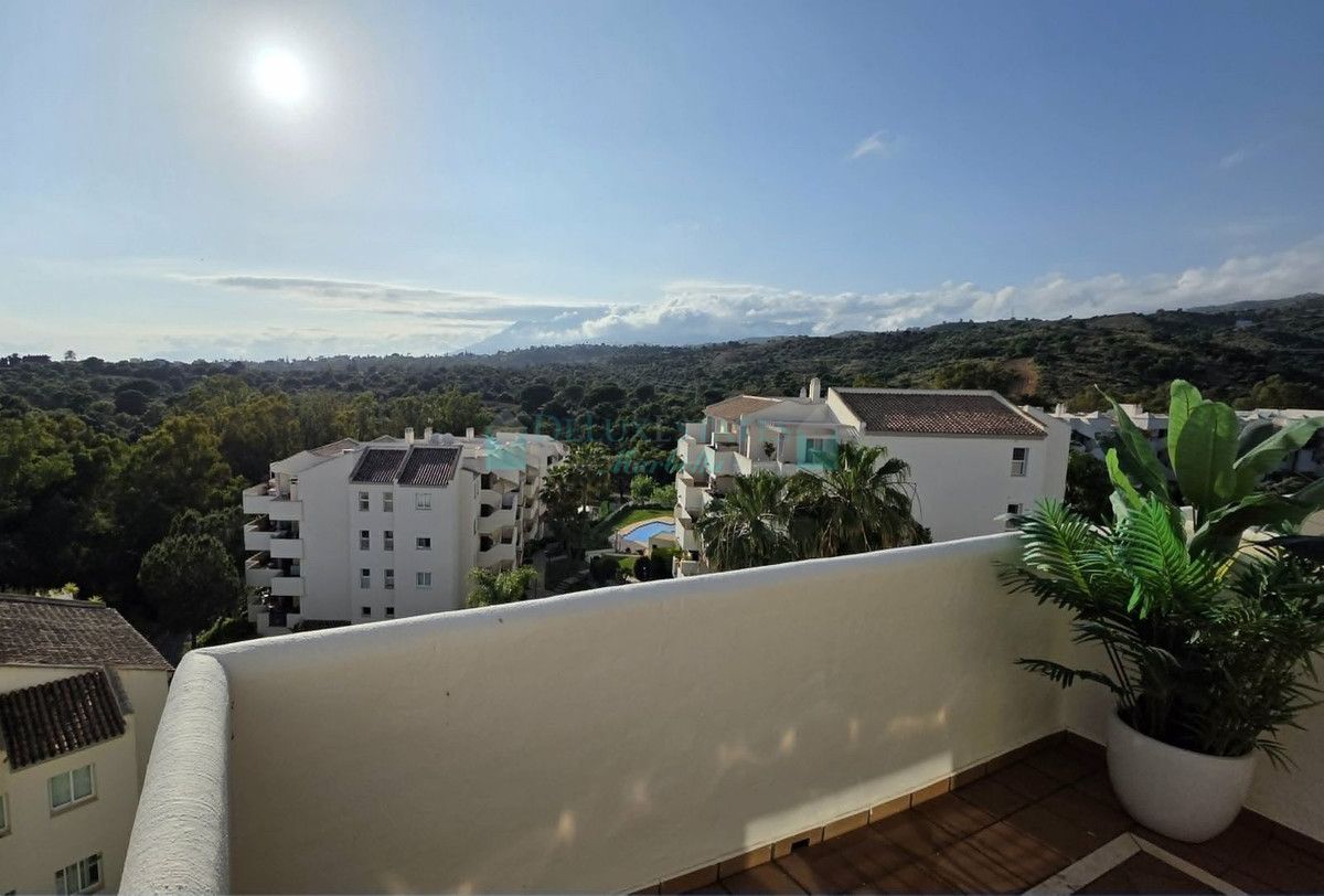Penthouse for sale in Elviria, Marbella East
