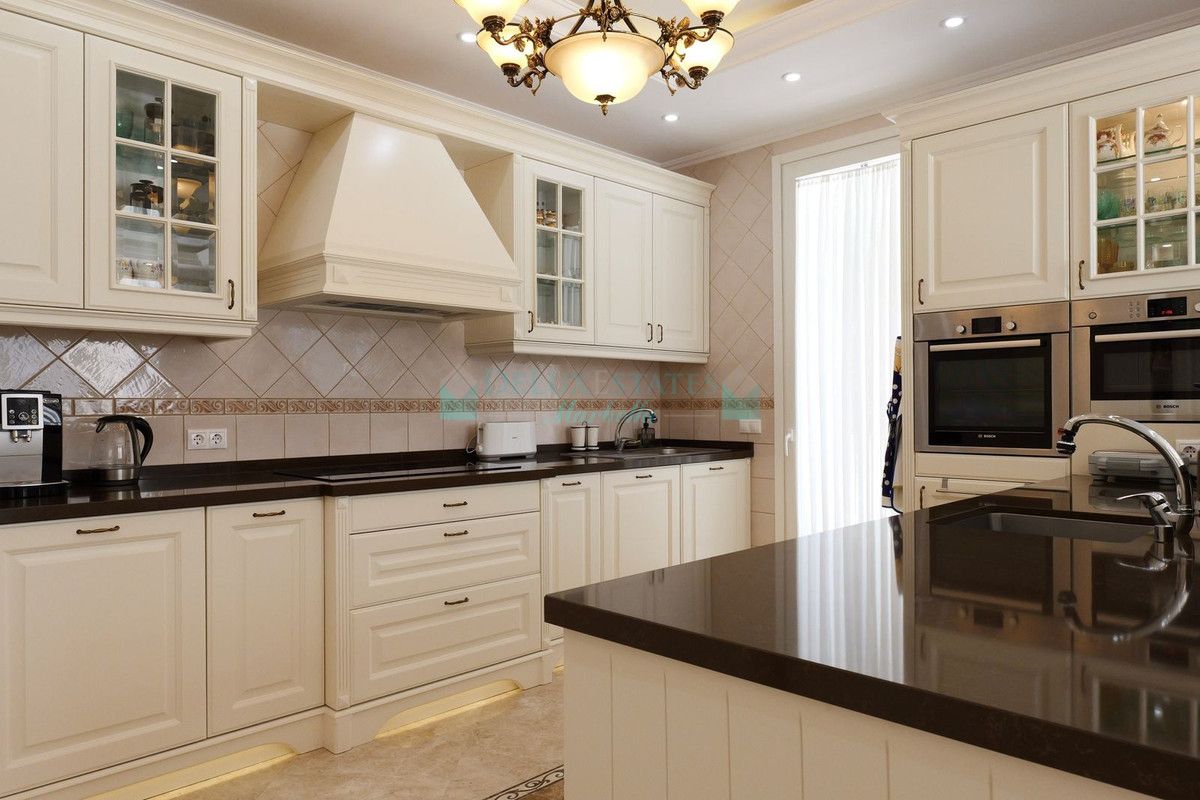 Villa for sale in El Rosario, Marbella East