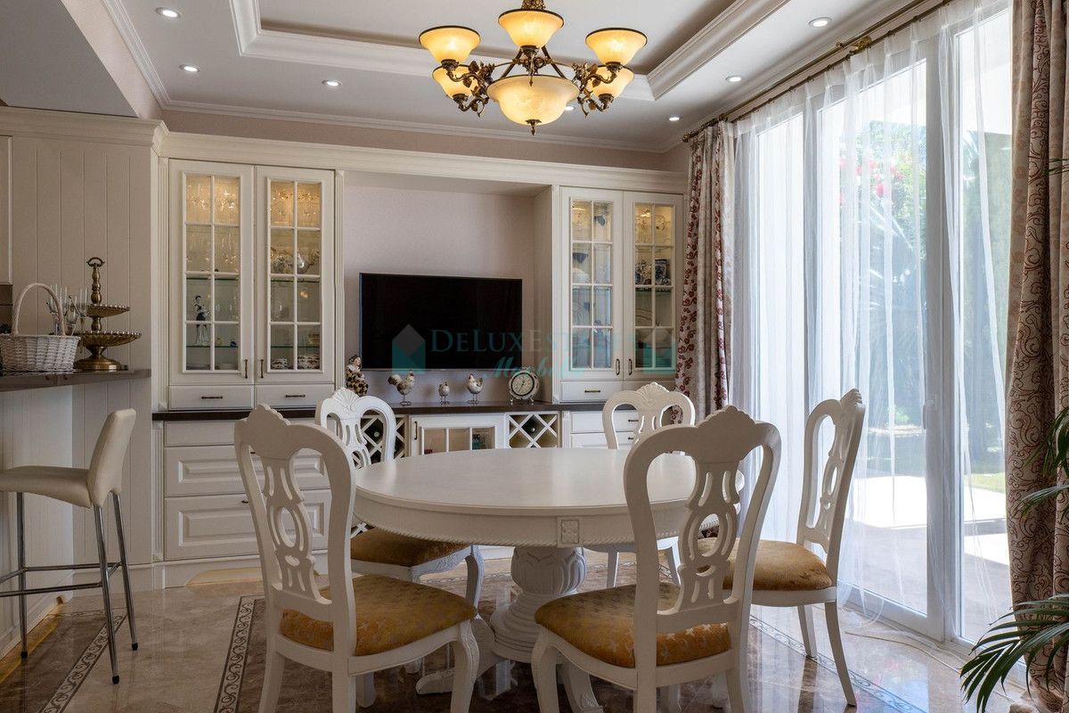 Villa for sale in El Rosario, Marbella East