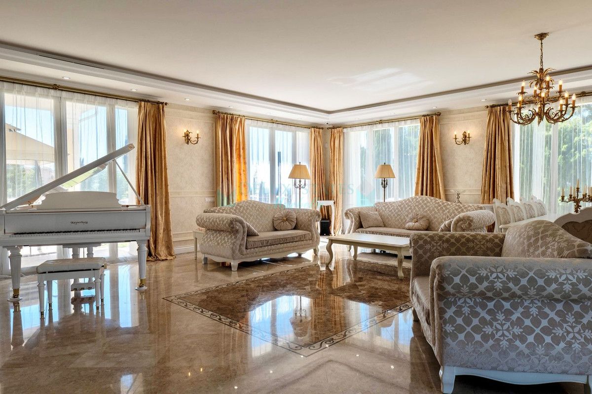 Villa for sale in El Rosario, Marbella East