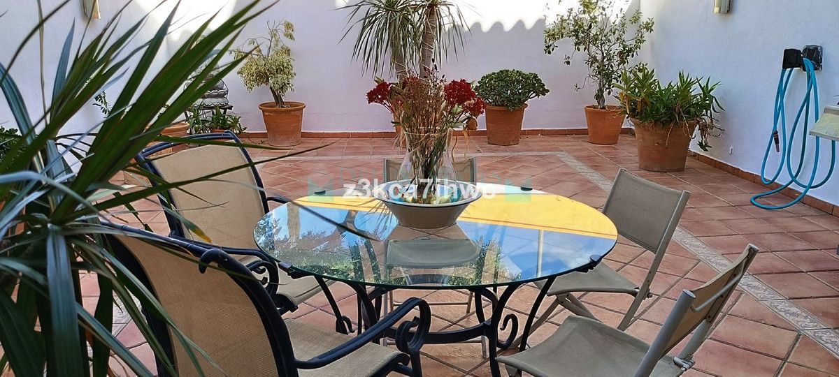 Town House for sale in Estepona