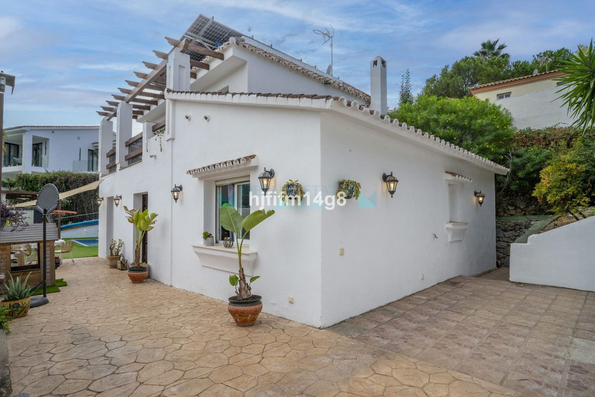 Villa for sale in La Campana, Nueva Andalucia