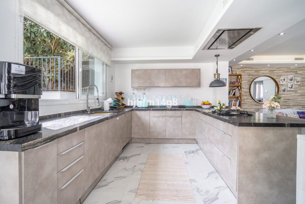 Villa for sale in La Campana, Nueva Andalucia