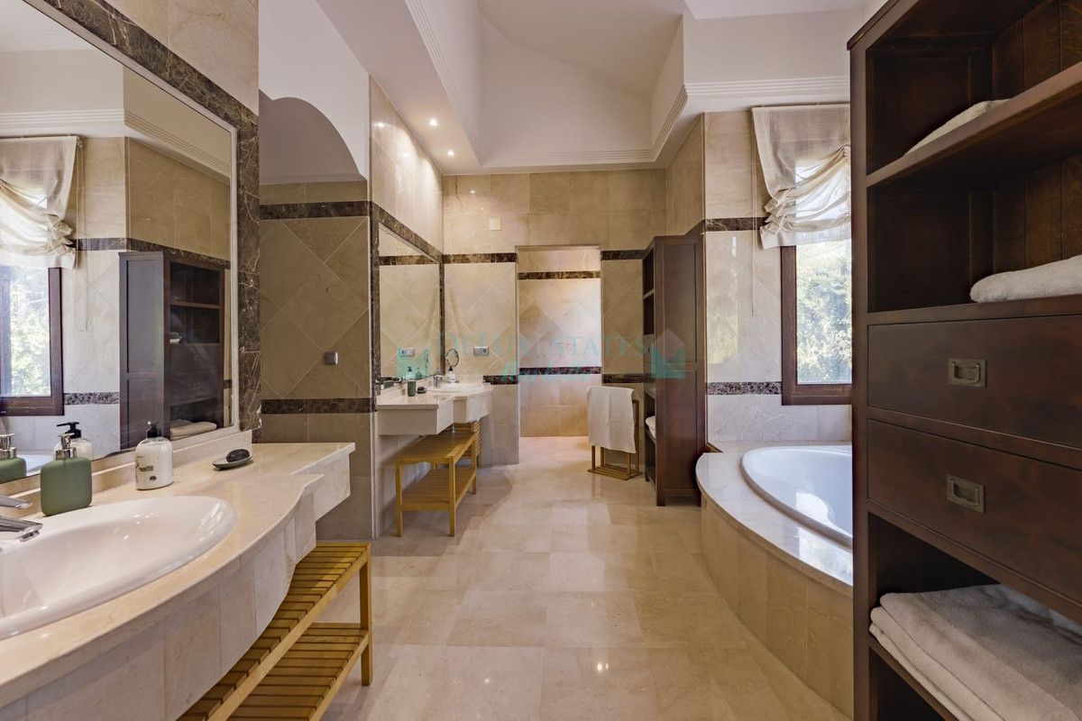 Villa for sale in Nueva Andalucia