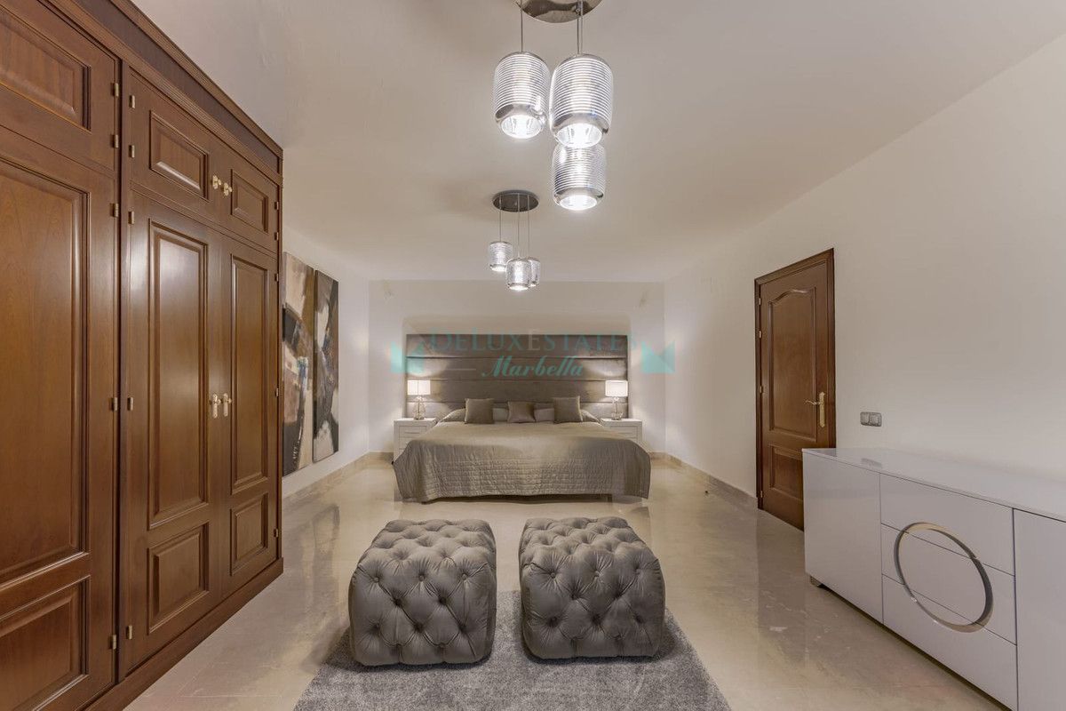 Villa for sale in Nueva Andalucia