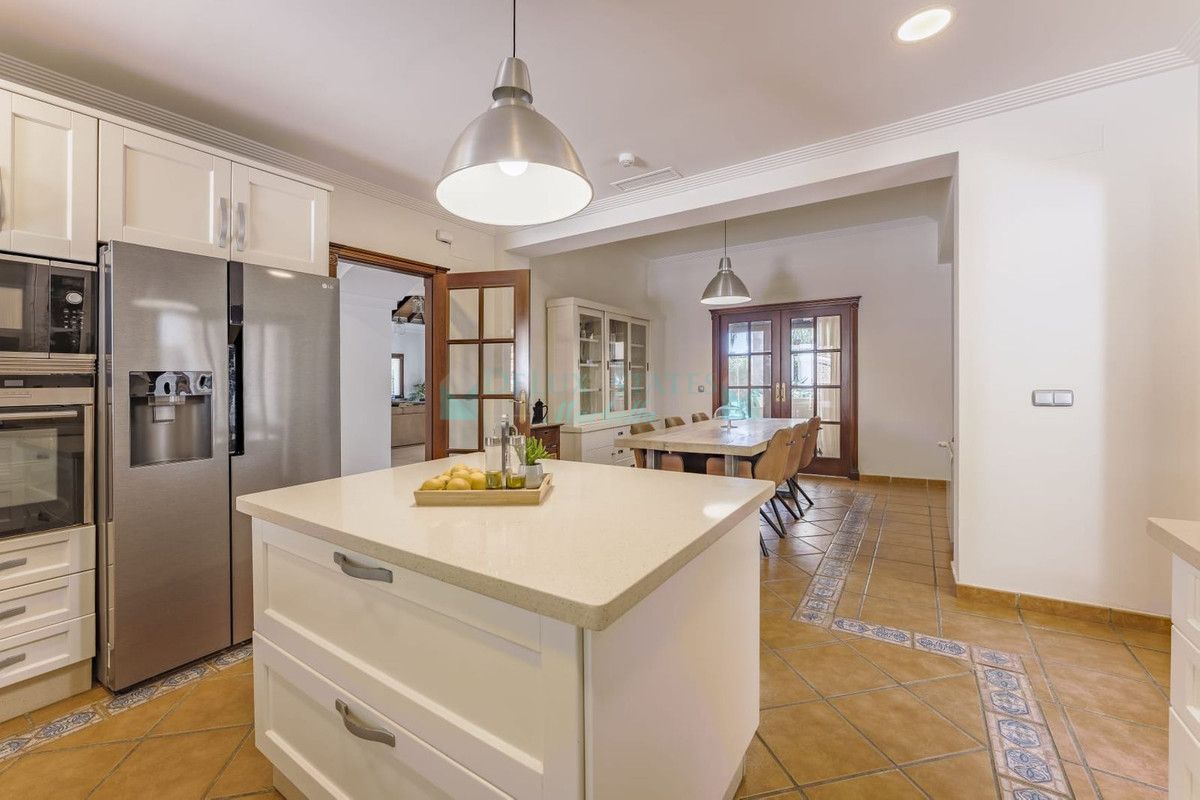 Villa for sale in Nueva Andalucia