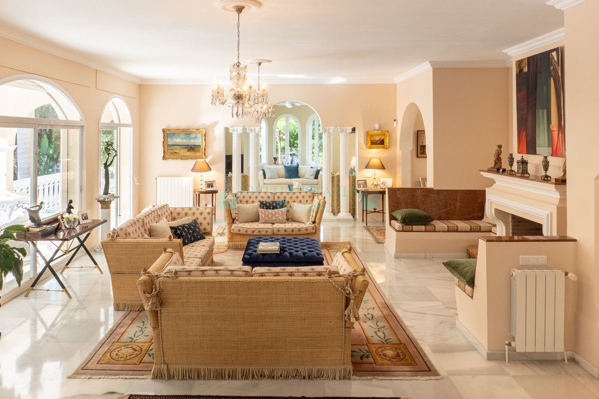 Villa for sale in New Golden Mile, Estepona