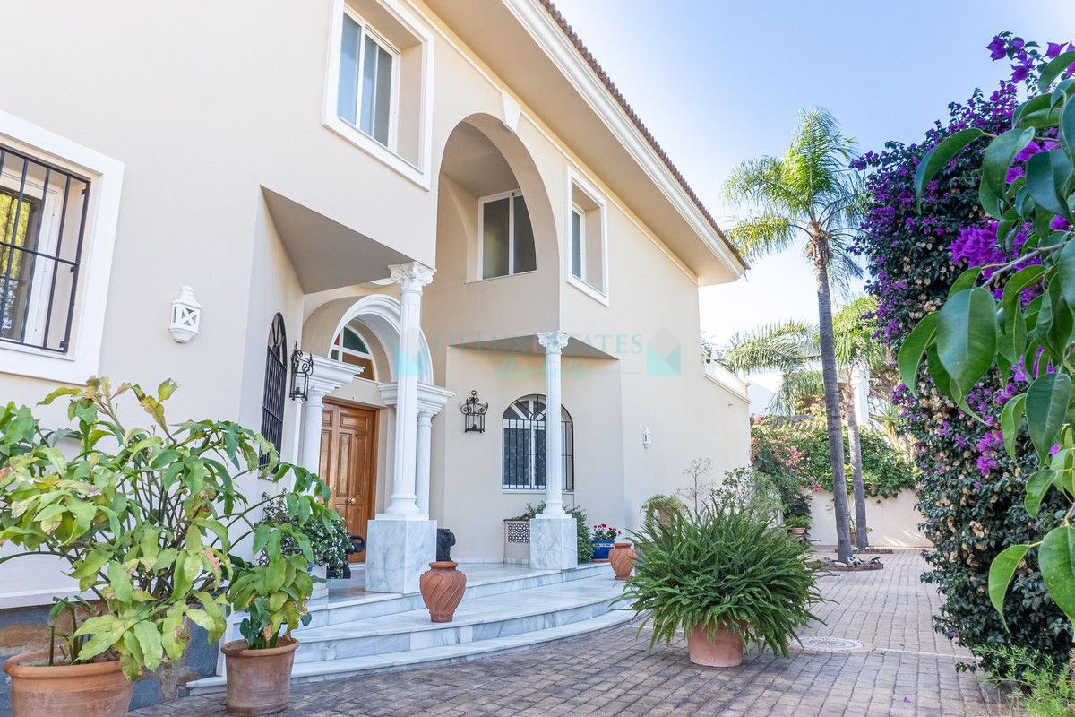 Villa for sale in New Golden Mile, Estepona