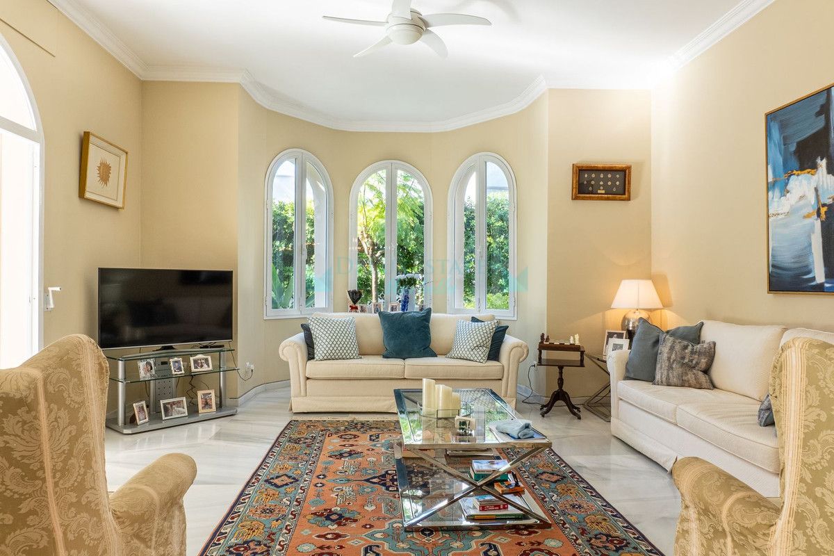 Villa for sale in New Golden Mile, Estepona