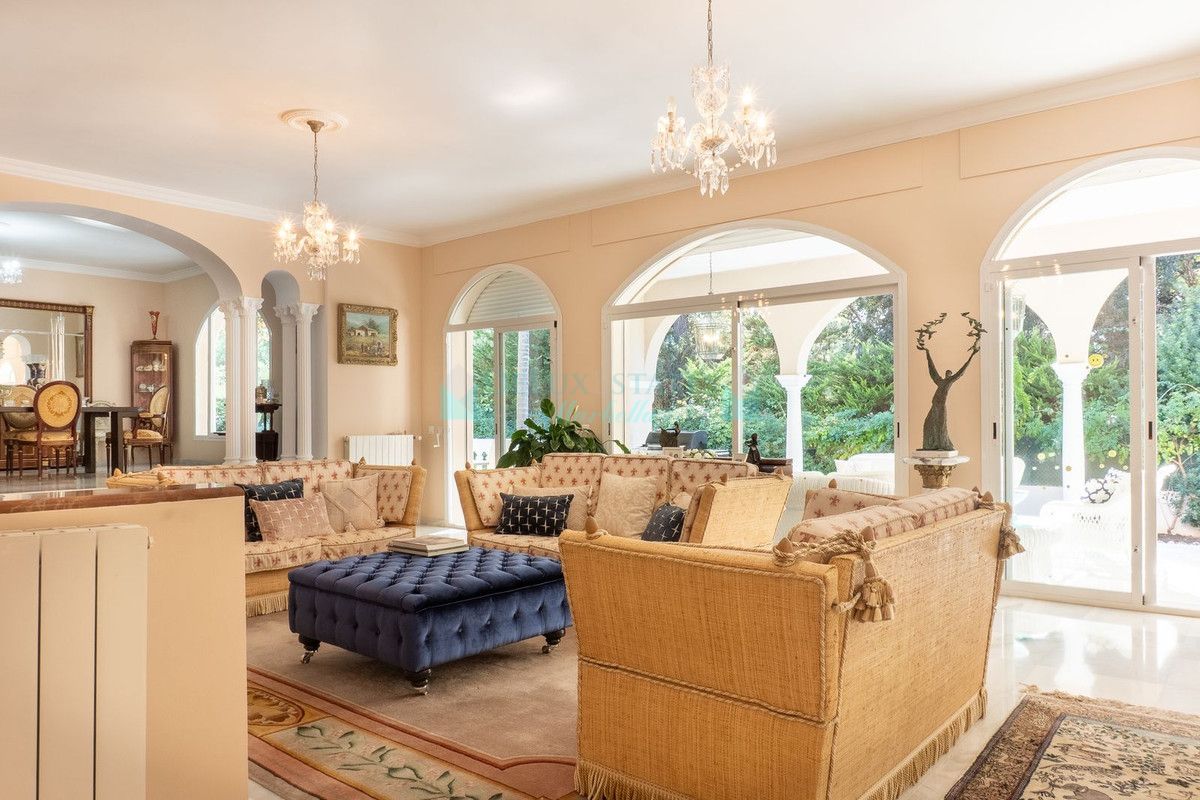 Villa for sale in New Golden Mile, Estepona