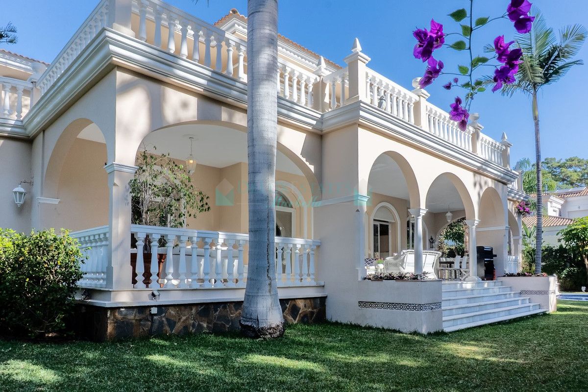 Villa for sale in New Golden Mile, Estepona