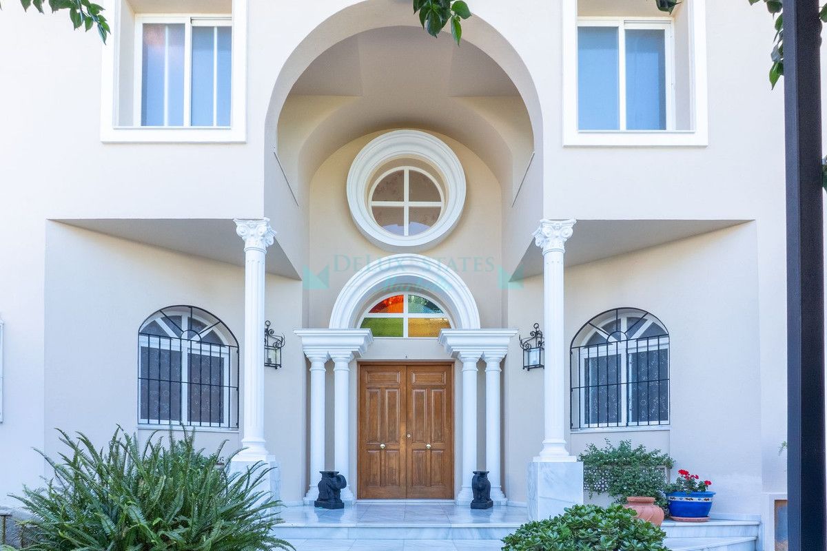 Villa for sale in New Golden Mile, Estepona